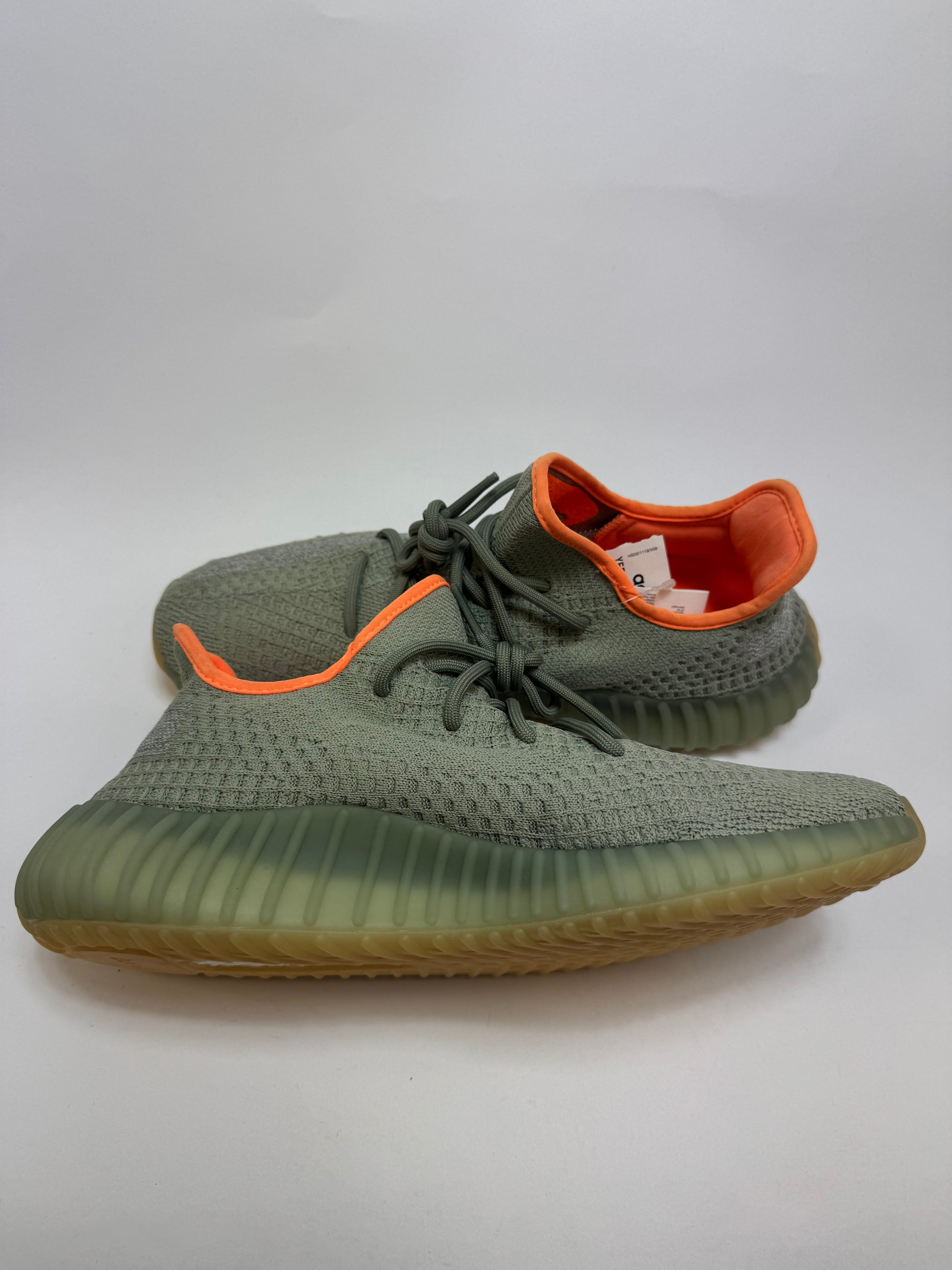 Yeezy Boost 350 V2 Desert Sage linke Ansicht mit transluzentem Seitenstreifen und Ton-in-Ton Design
