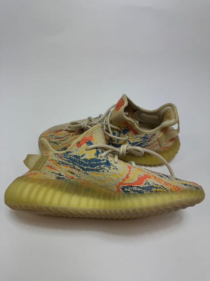 Yeezy Boost 350 V2 MX Oat linke Ansicht mit blau-gelben Akzenten und multicolor Overlays
