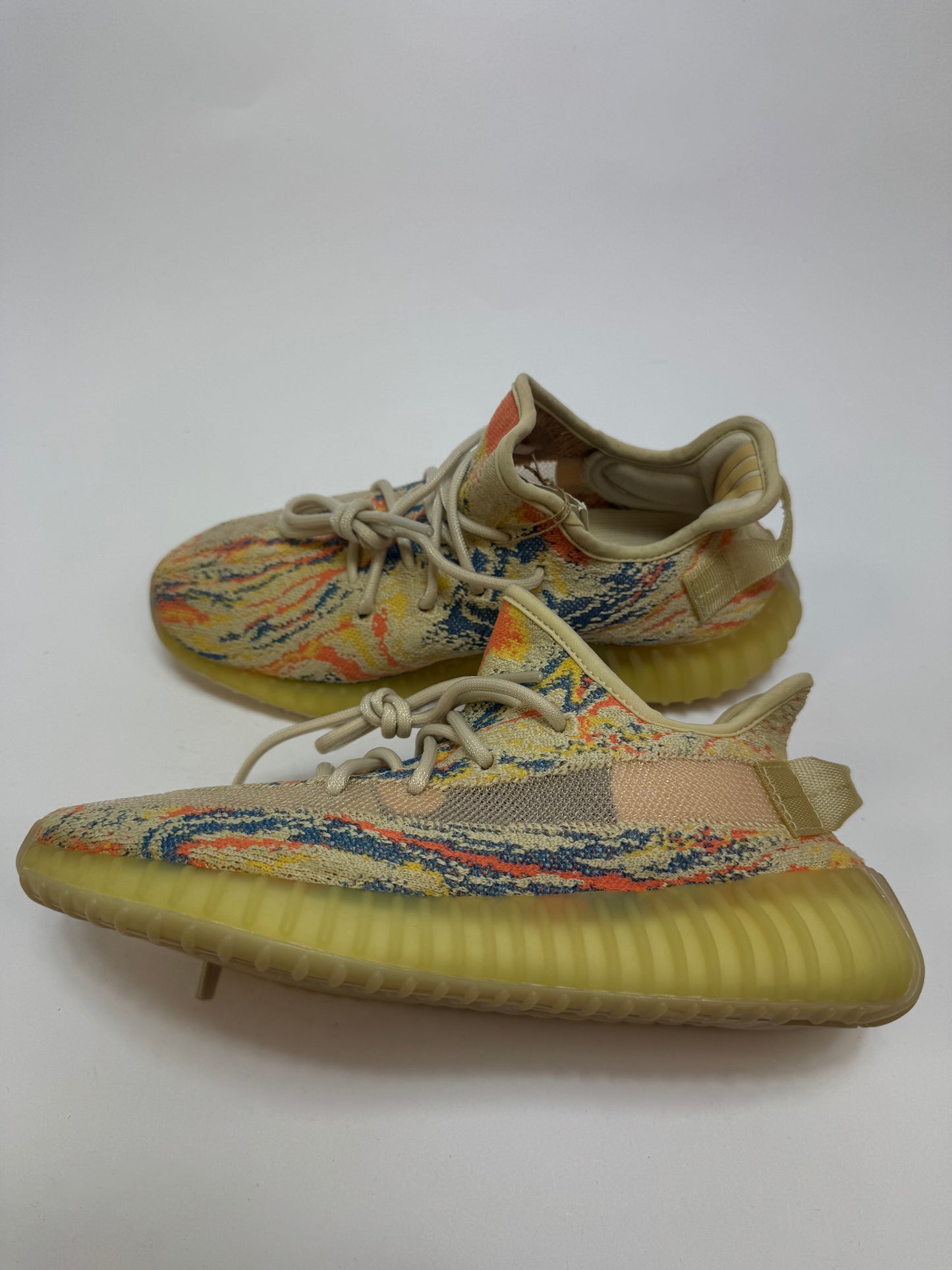 Yeezy Boost 350 V2 MX Oat rechte Außenseite mit swirl-gemustertem Upper in Oat-Ton