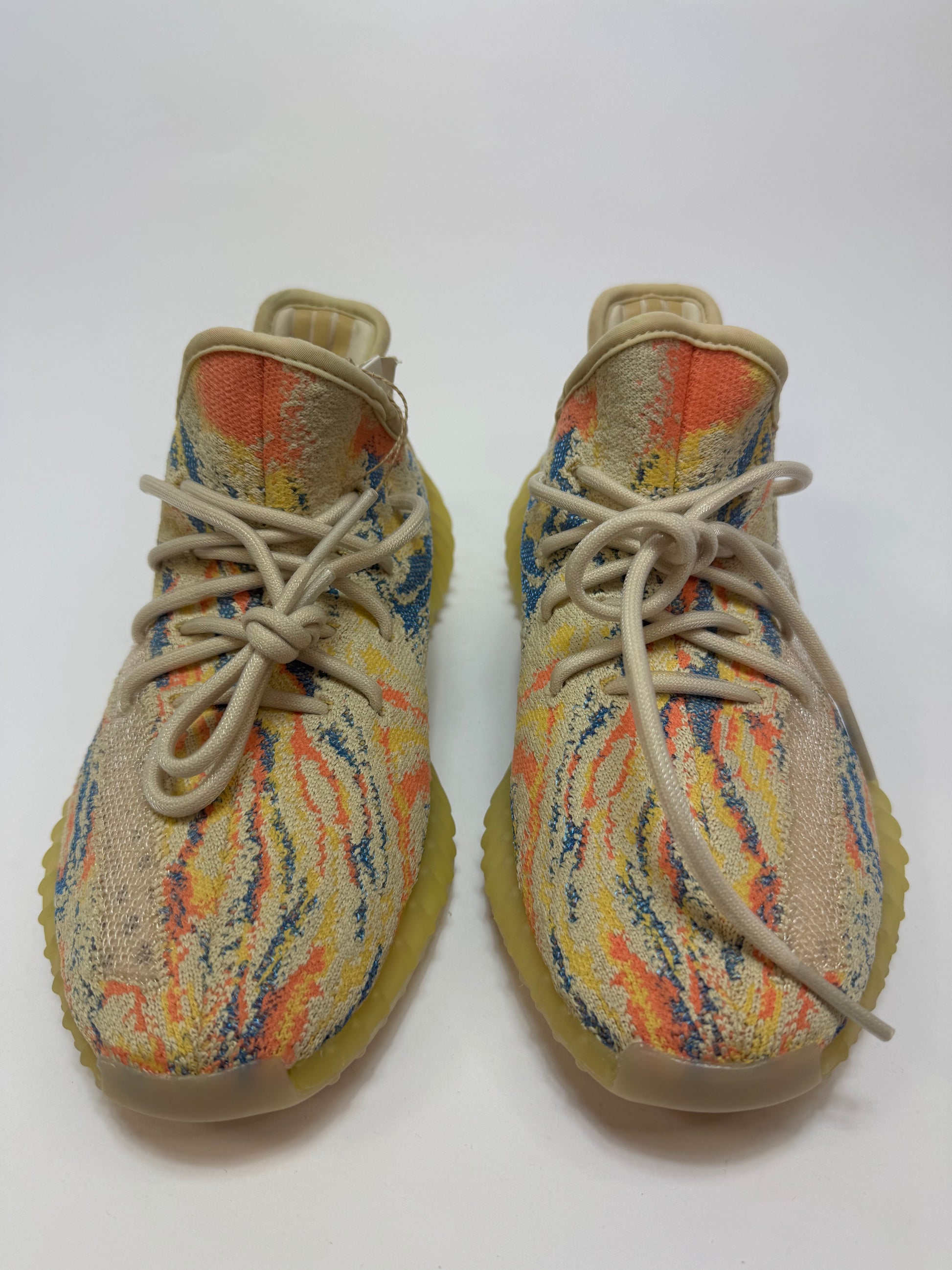 Nahaufnahme der Zunge – gelber Heel-Tab mit markanter Pull-Lasche