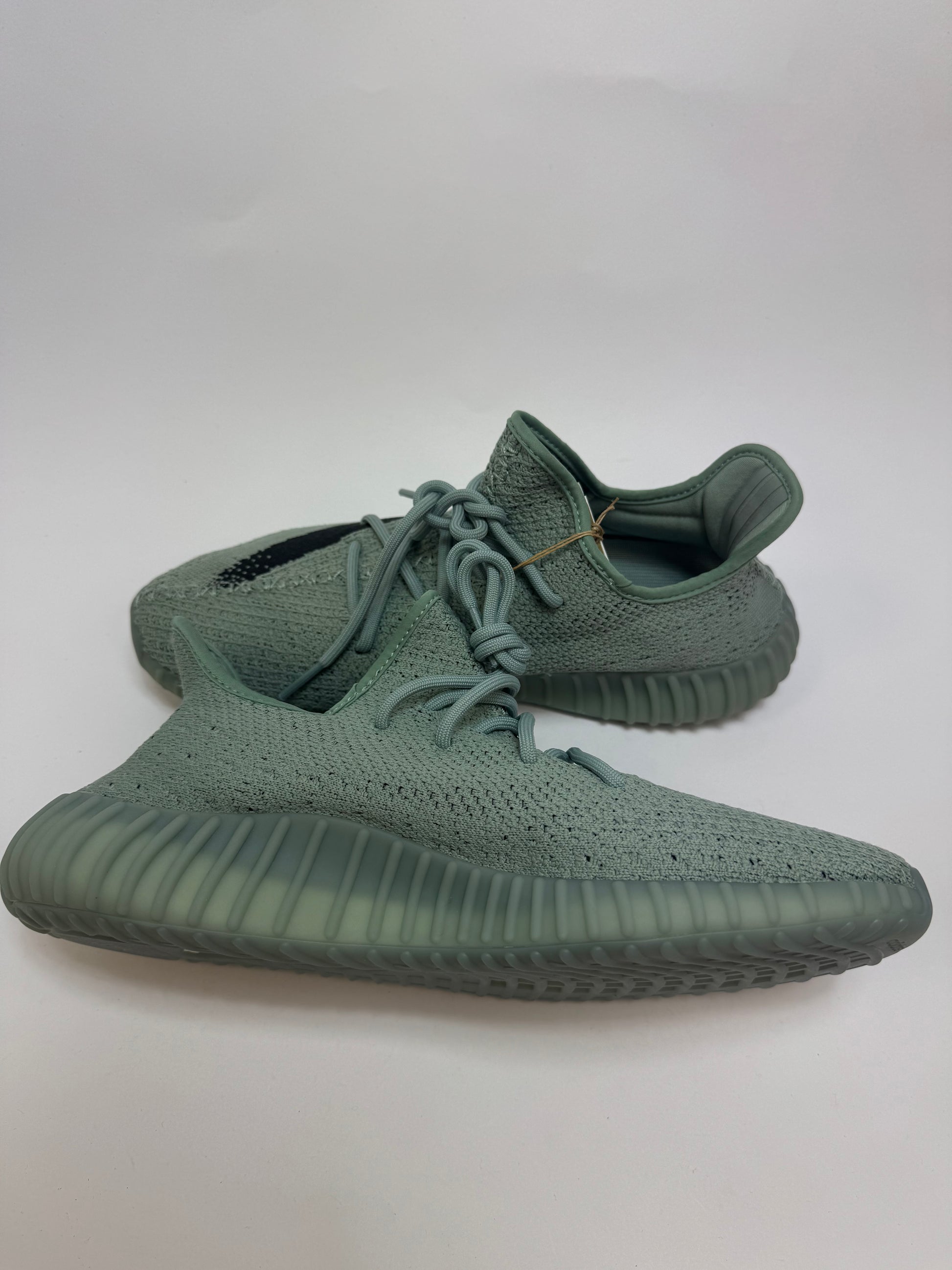 Yeezy Boost 350 V2 Salt linke Ansicht mit transluzentem Seitenstreifen und Schattierungen
