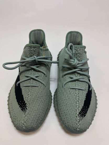 Nahaufnahme der Zunge – Logo-Label auf strukturierter Oberfläche