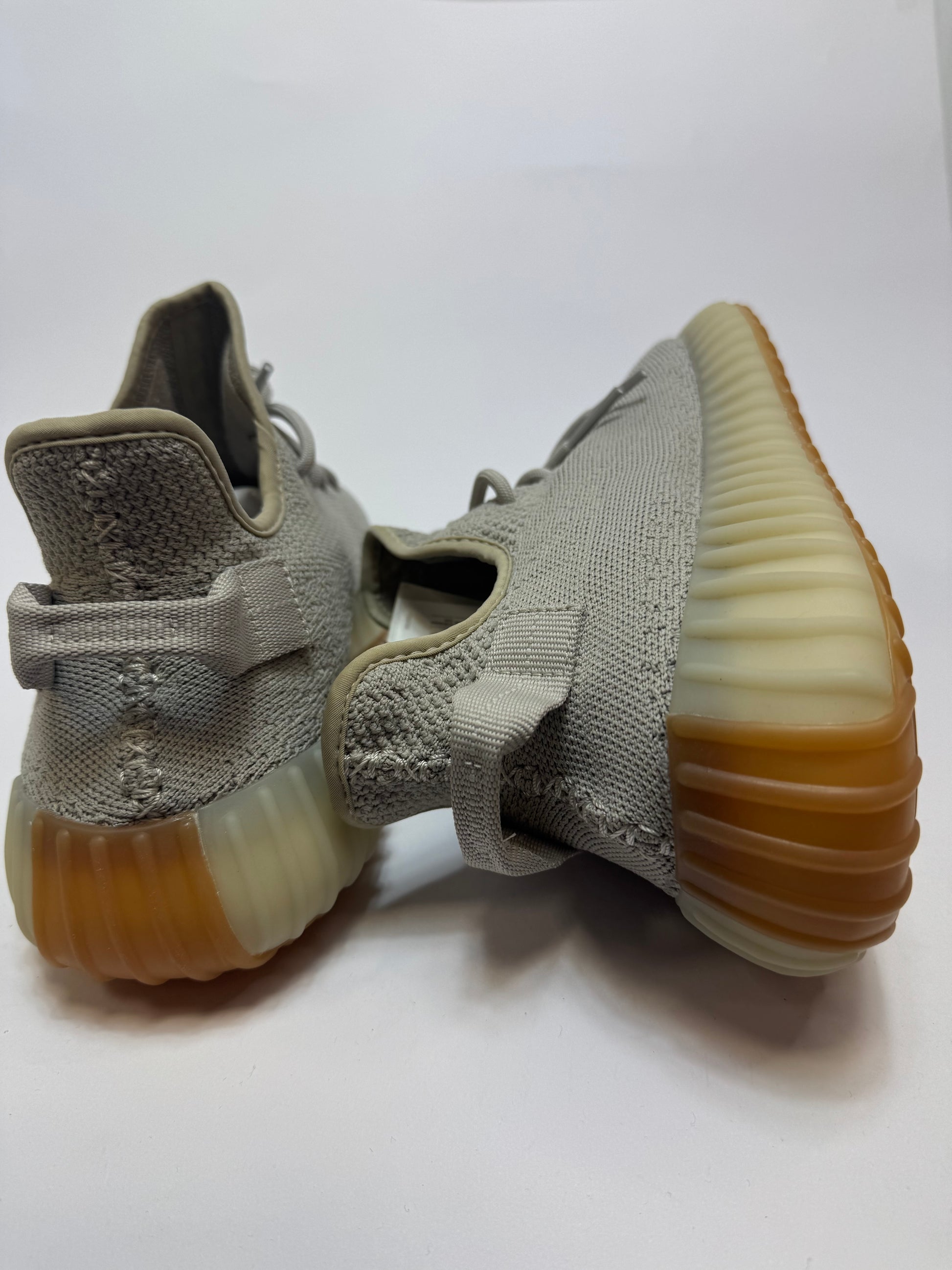 Detailansicht der Rückseite – Heeltab und Pull-Tab in Sesamtönen