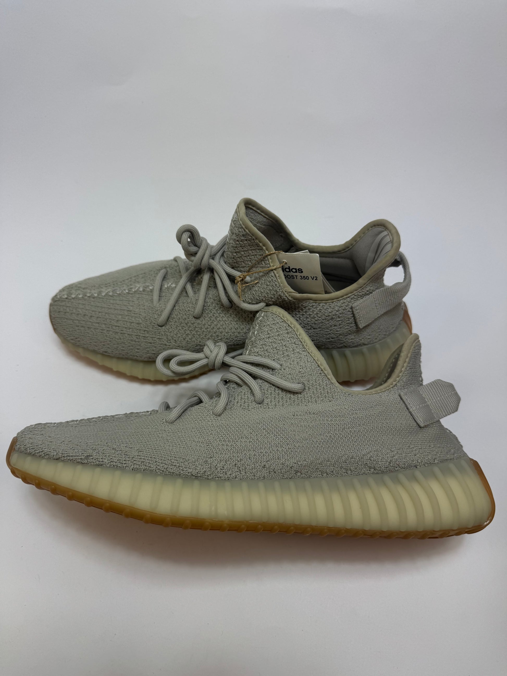 Yeezy Boost 350 V2 Sesame rechte Außenseite mit sandfarbenem Primeknit-Upper