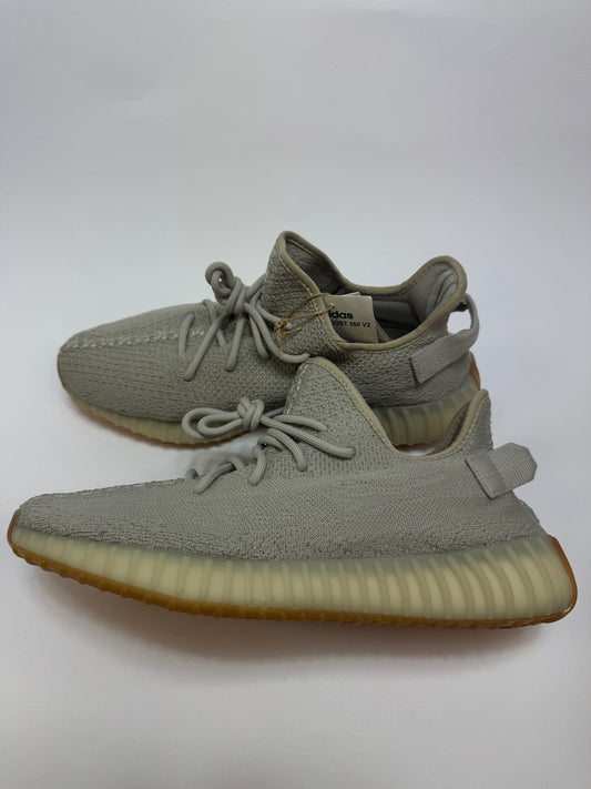 Yeezy Boost 350 V2 Sesame rechte Außenseite mit sandfarbenem Primeknit-Upper