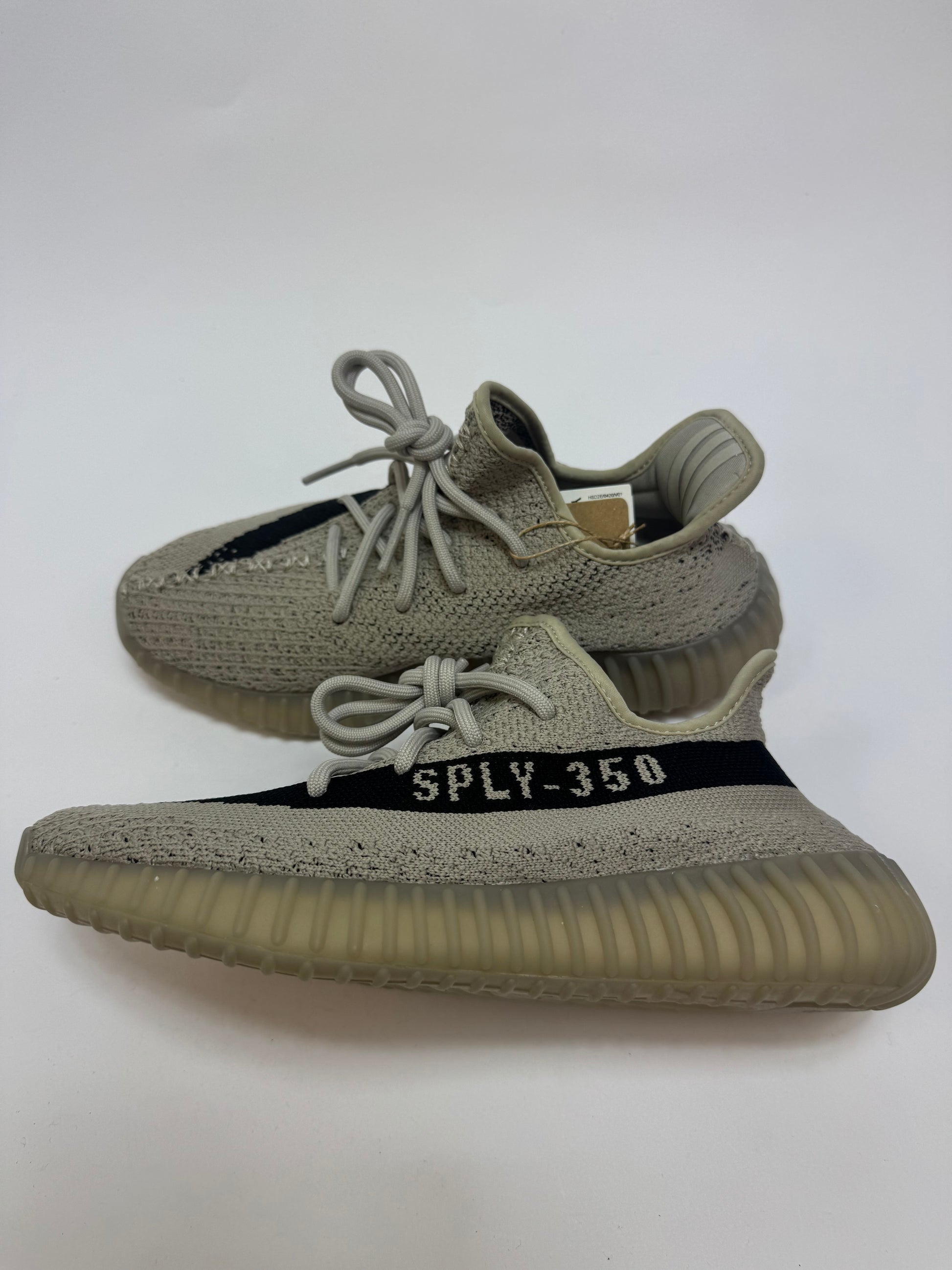 Yeezy Boost 350 V2 Slate rechte Außenseite mit grauem Primeknit Upper