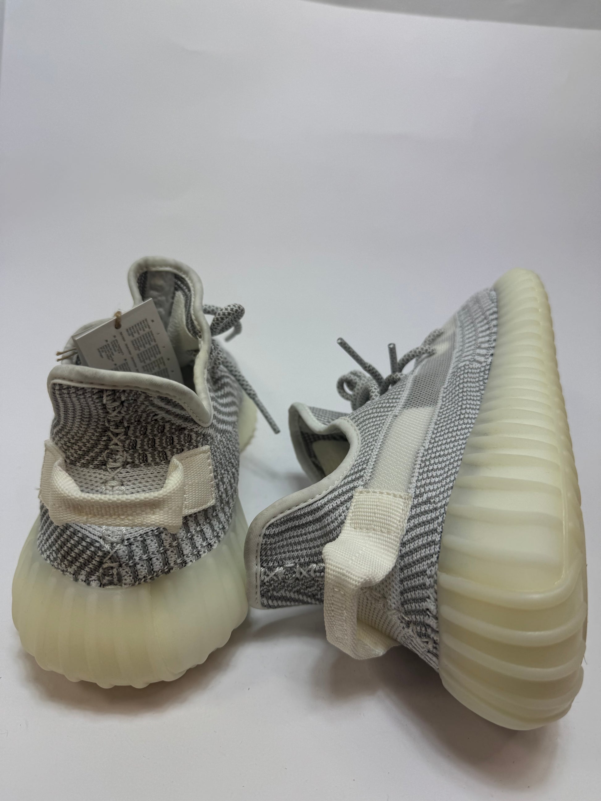 Detailansicht der Rückseite – weiße Mittelsohle und minimalistischer Fersenbereich