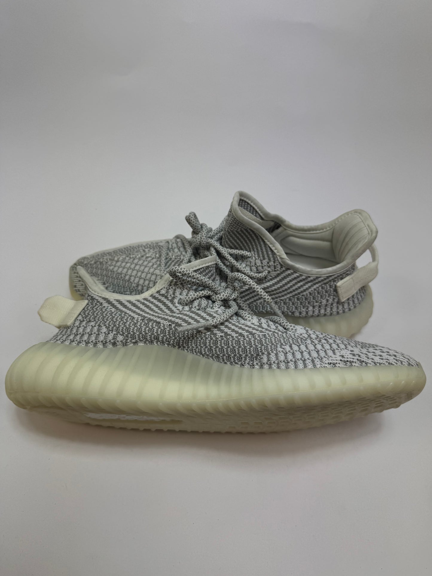 Yeezy Boost 350 V2 Static linke Ansicht mit transluzentem Seitenstreifen und klarer Struktur