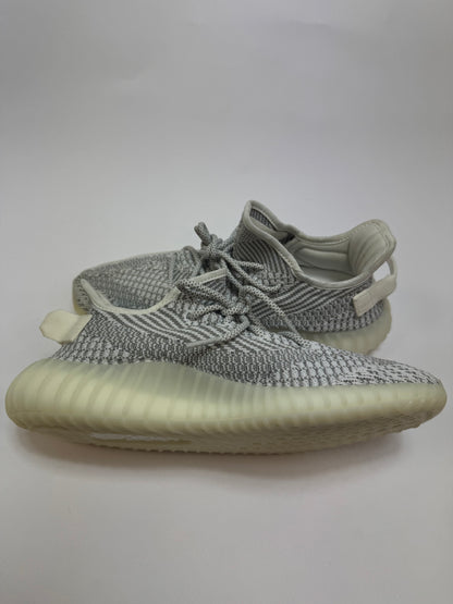 Yeezy Boost 350 V2 Static linke Ansicht mit transluzentem Seitenstreifen und klarer Struktur
