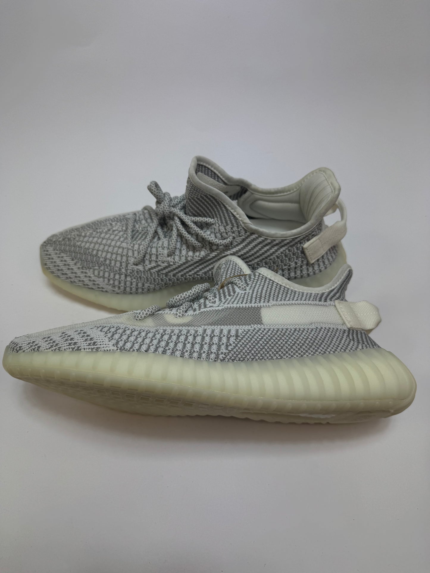 Yeezy Boost 350 V2 Static rechte Außenseite mit grauem und weißem Primeknit Upper