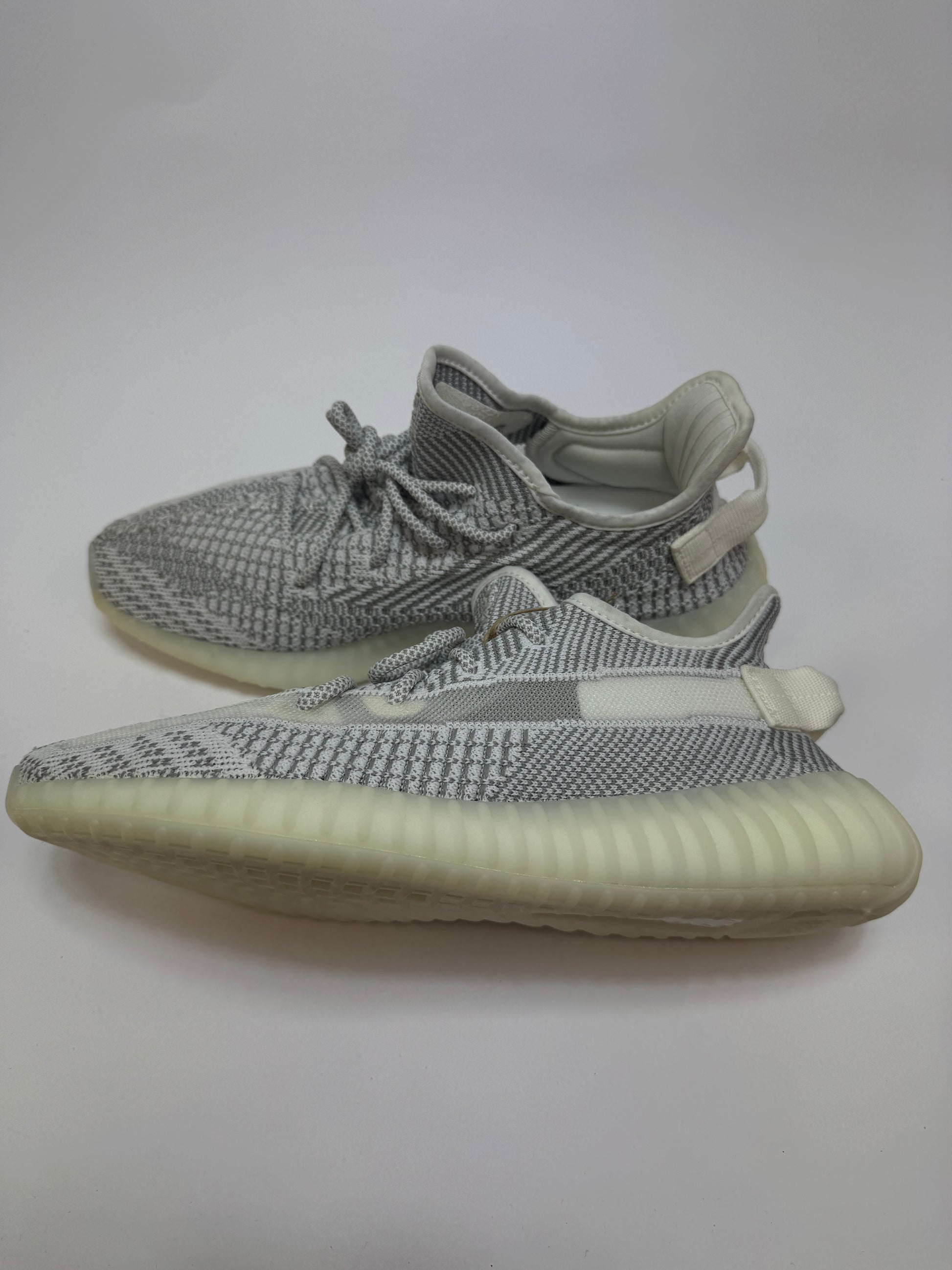 Yeezy Boost 350 V2 Static rechte Außenseite mit grauem und weißem Primeknit Upper