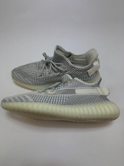 Yeezy Boost 350 V2 Static rechte Außenseite mit grauem und weißem Primeknit Upper