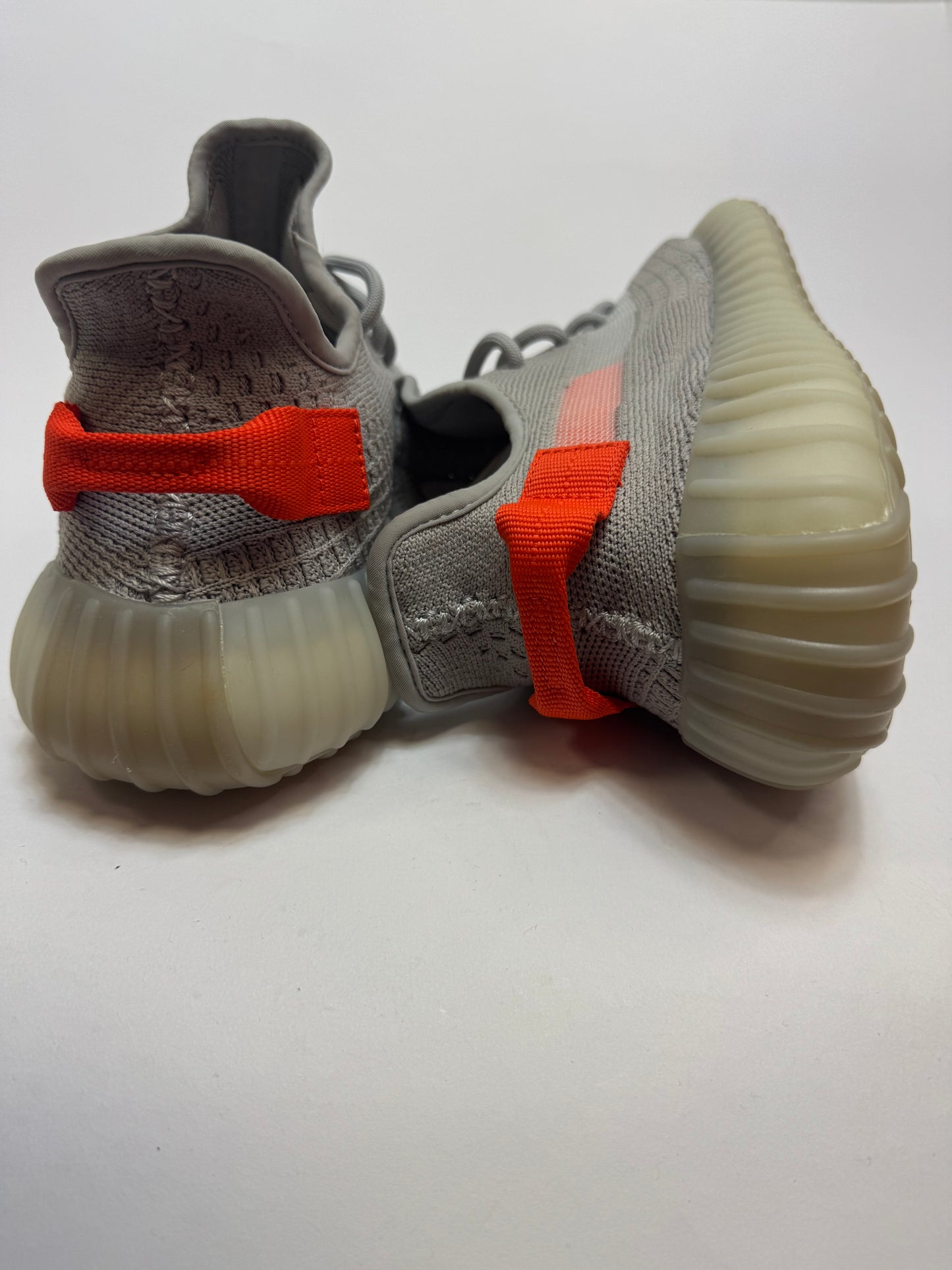 Detailansicht der Rückseite – Pull Tab mit orangener Naht und klarer Linienführung