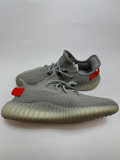 adidas Yeezy Boost 350 V2 Tail Light linke Außenseite mit transluzentem Seitenstreifen und orangefarbenen Akzenten