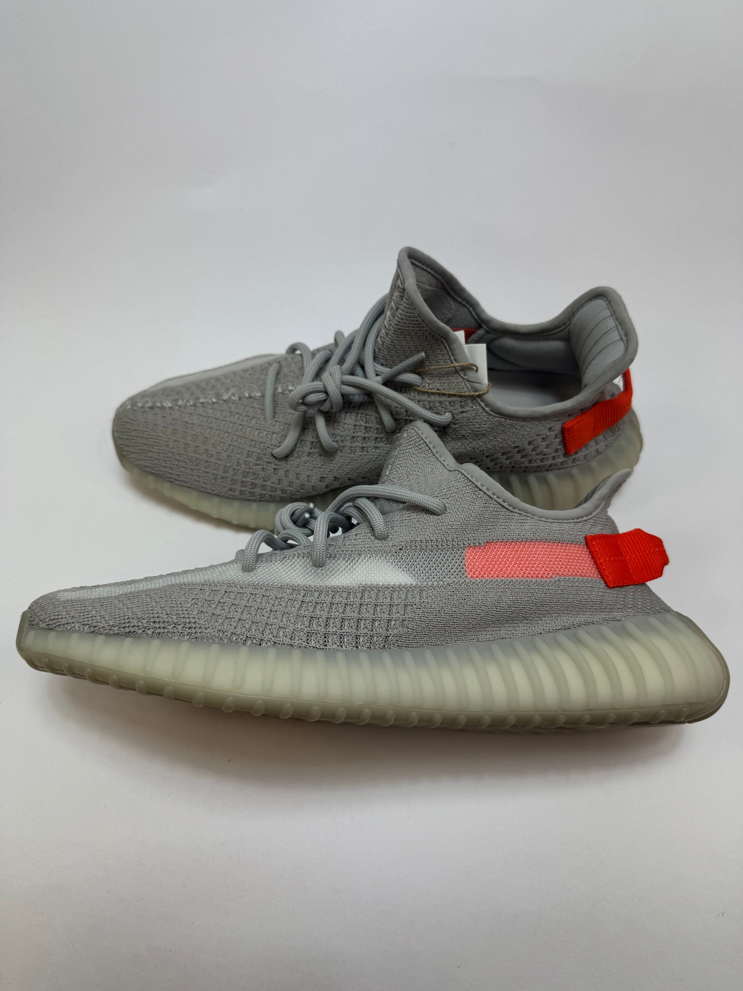 adidas Yeezy Boost 350 V2 Tail Light rechte Außenseite mit grauem Primeknit Upper