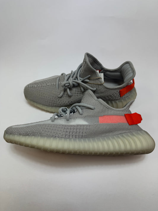adidas Yeezy Boost 350 V2 Tail Light rechte Außenseite mit grauem Primeknit Upper
