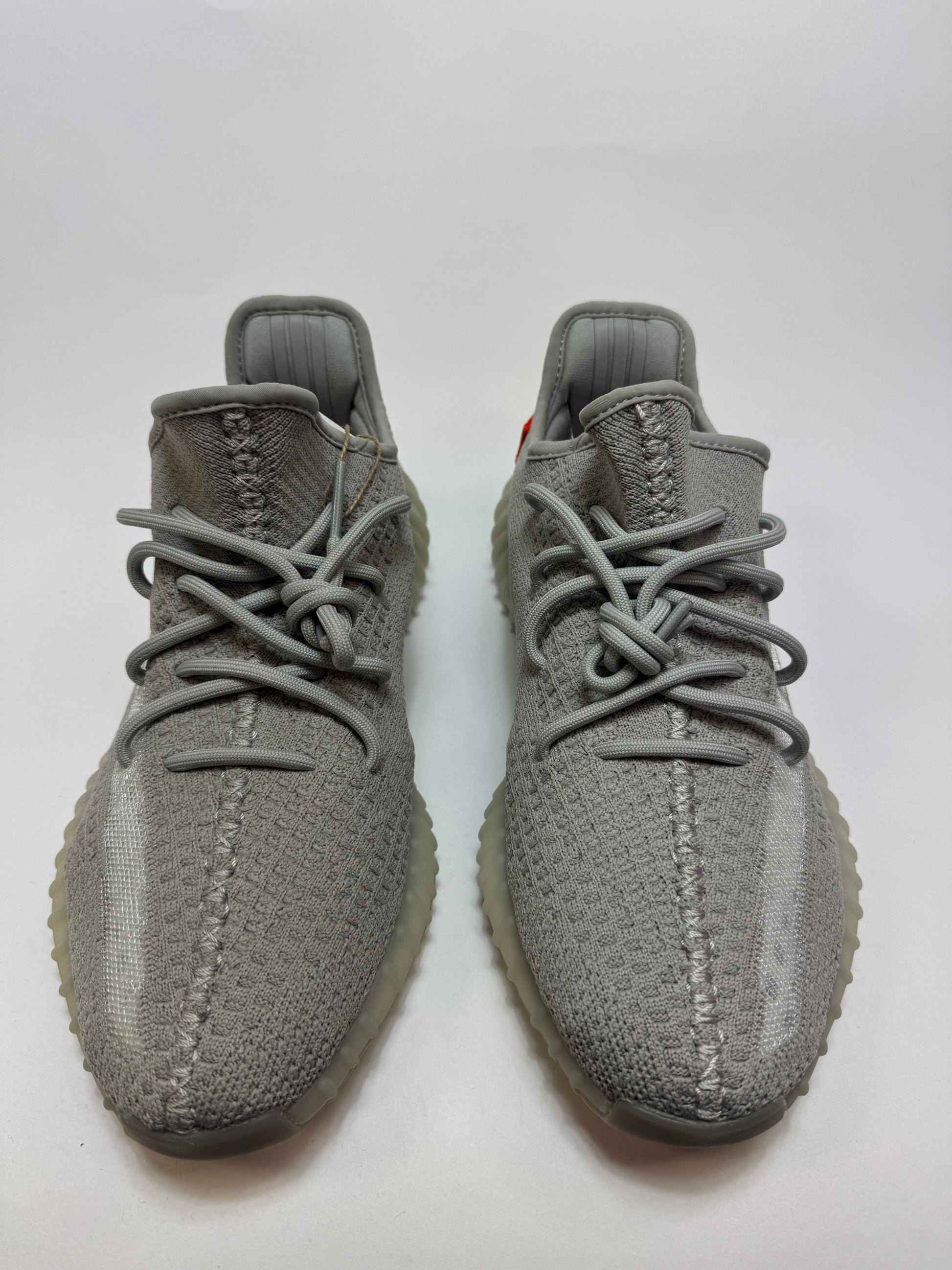 Nahaufnahme der Zunge – adidas Yeezy Label auf Tongue im Tail Light Design