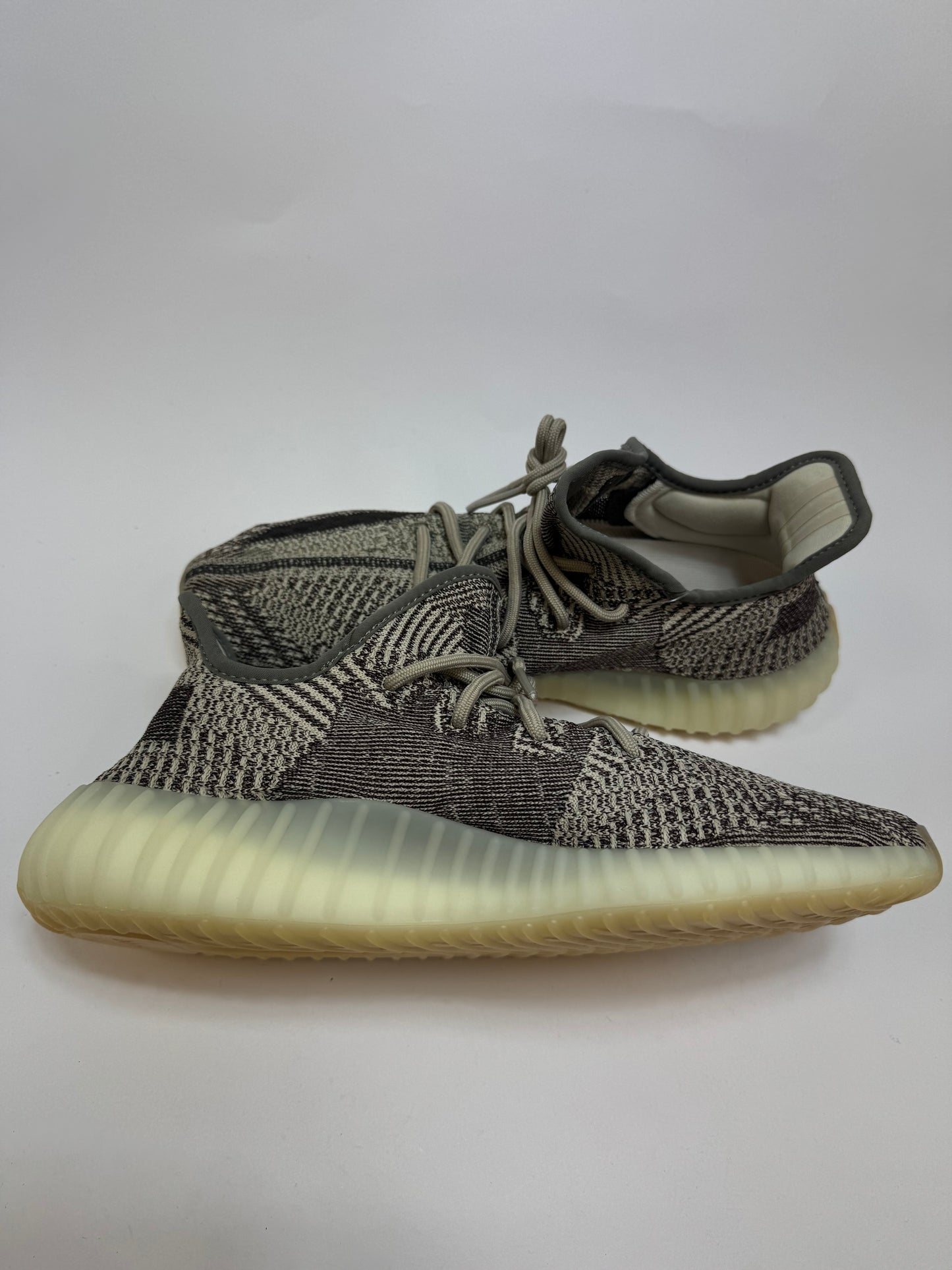 Yeezy Boost 350 V2 Zyon linke Außenseite mit dunklem tonalem Seitenstreifen
