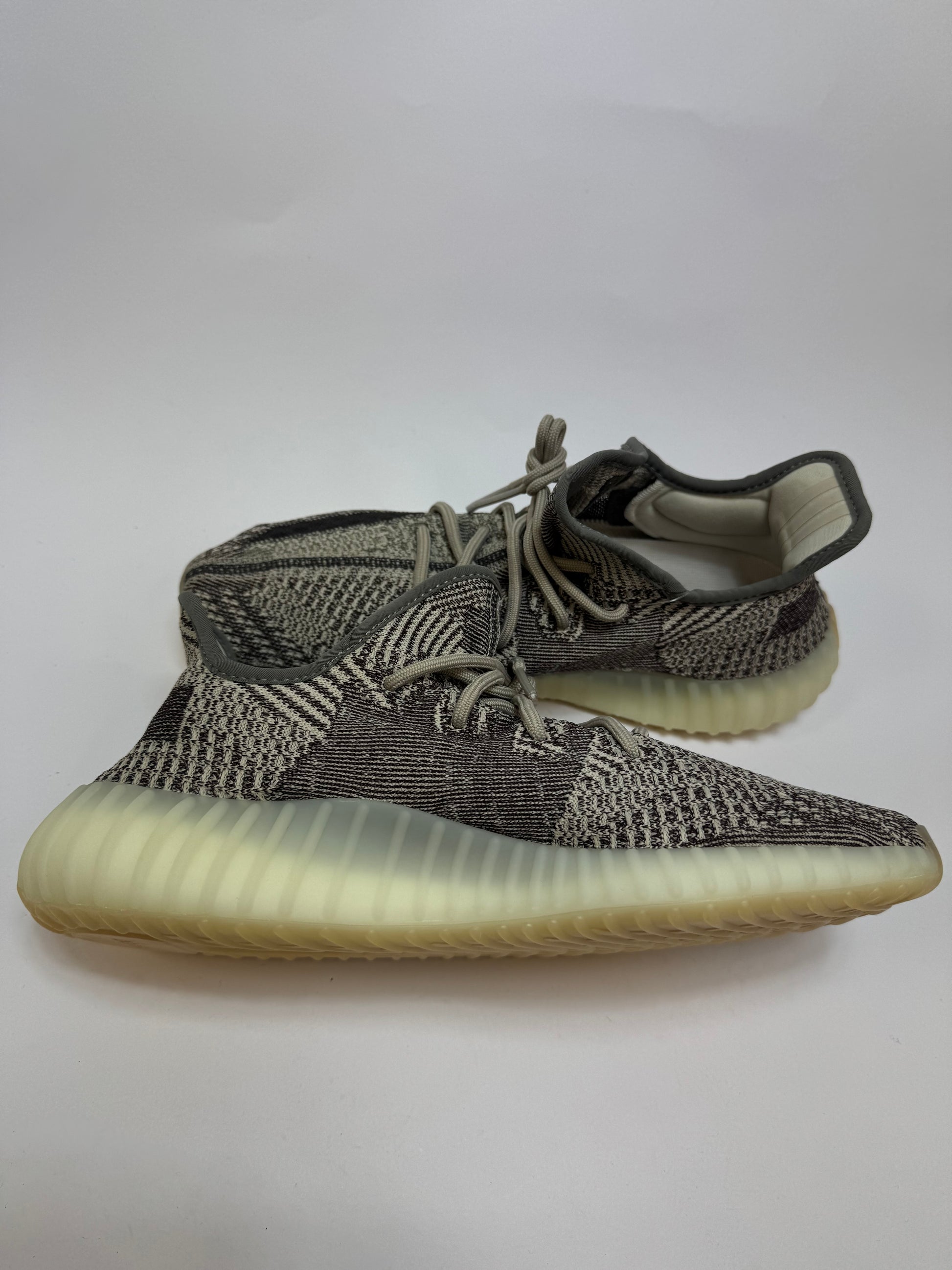 Yeezy Boost 350 V2 Zyon linke Außenseite mit dunklem tonalem Seitenstreifen