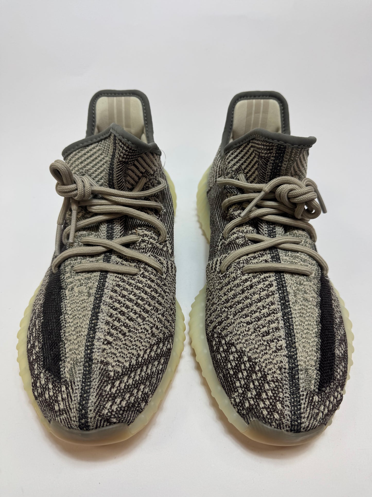 Nahaufnahme der Zunge – Label mit Stilcode FZ1267 und Yeezy Branding