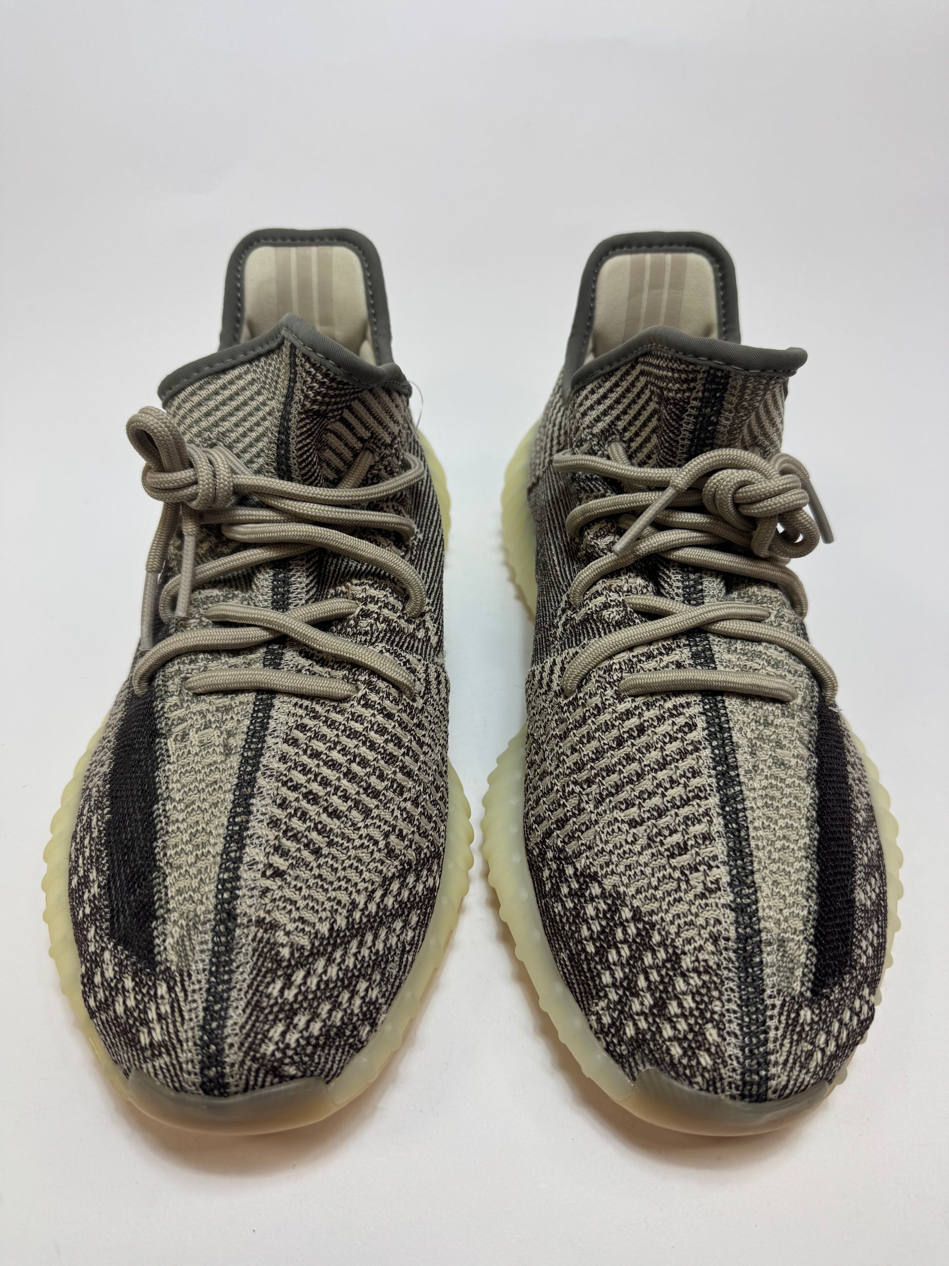 Nahaufnahme der Zunge – Label mit Stilcode FZ1267 und Yeezy Branding