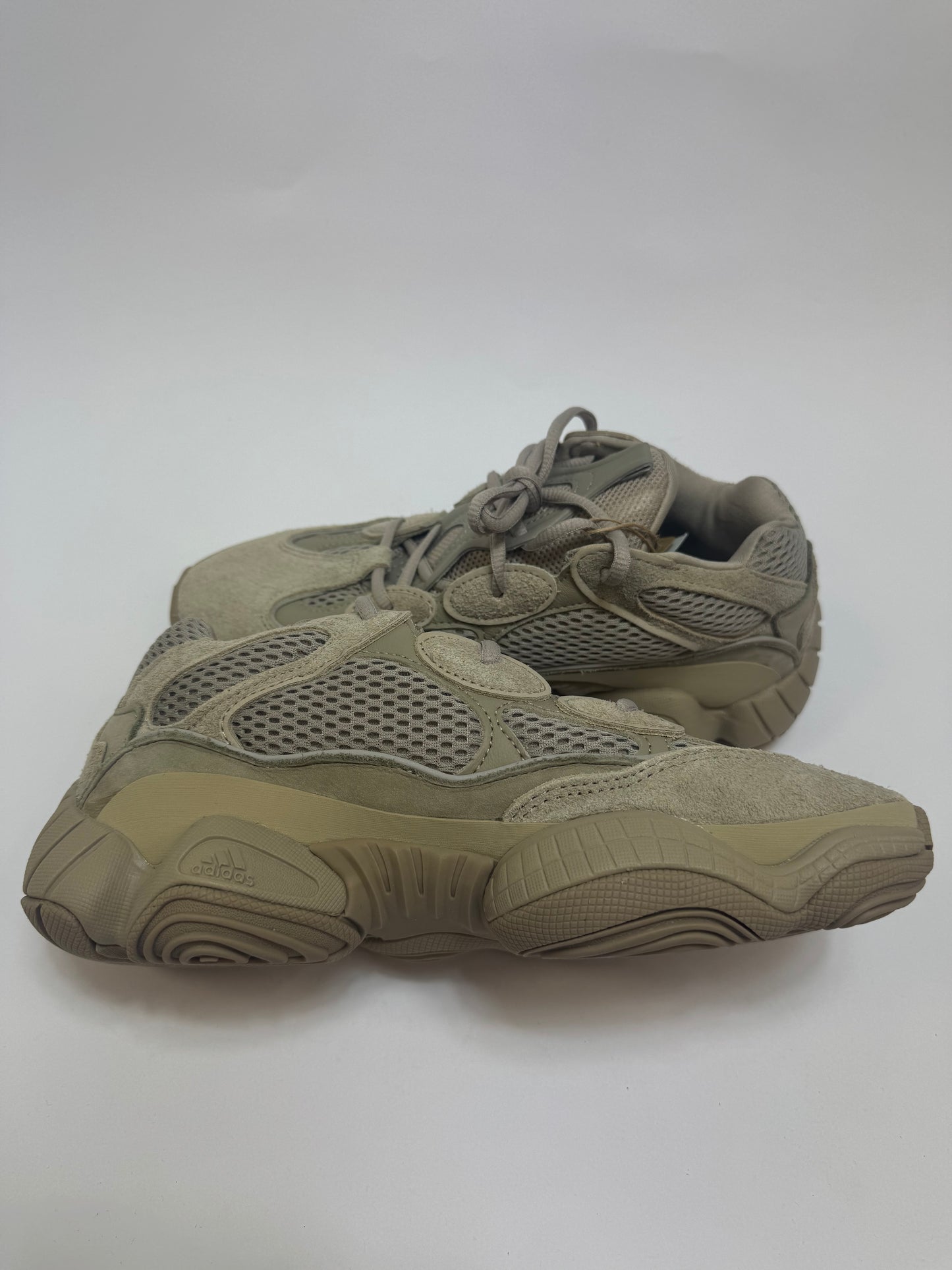Yeezy 500 Taupe Light linke Ansicht mit Wildleder- und Leder-Overlays in Taupe