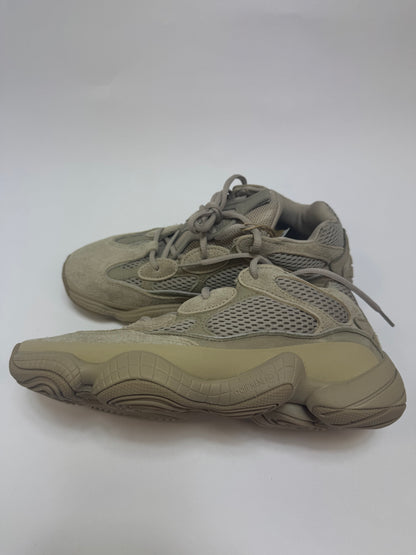 Yeezy 500 Taupe Light rechte Außenseite mit taupefarbenem Mesh-Upper
