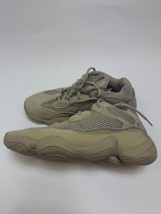Yeezy 500 Taupe Light rechte Außenseite mit taupefarbenem Mesh-Upper