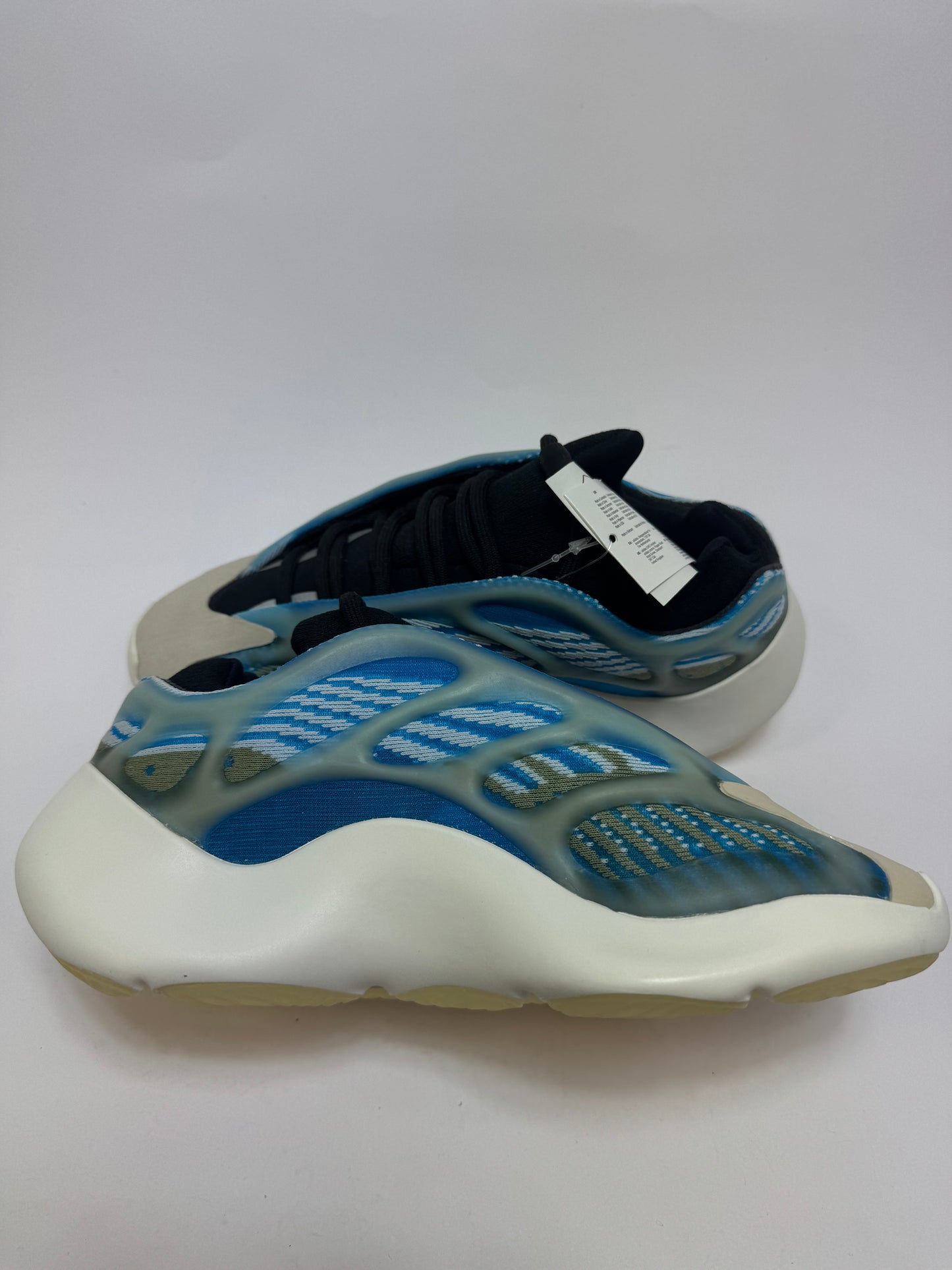 Yeezy 700 V3 Arzareth linke Ansicht mit transluzenter Cage-Overlaystruktur