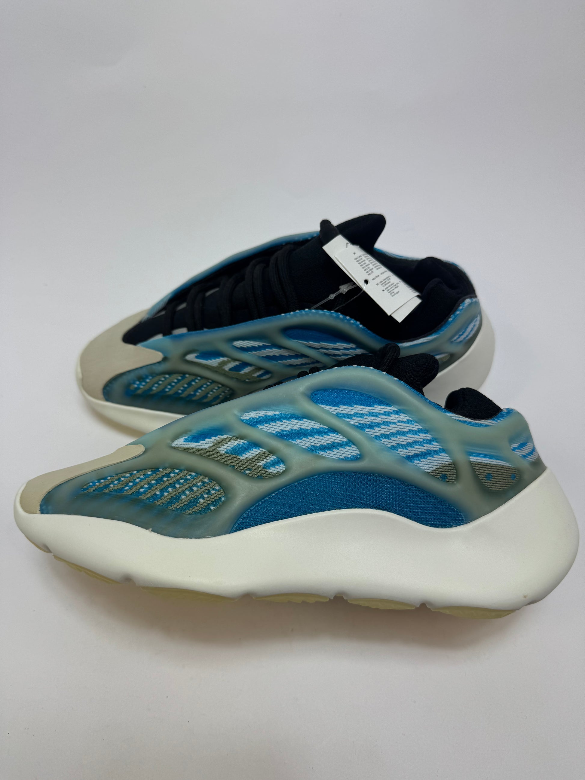 Yeezy 700 V3 Arzareth rechte Außenseite mit blauem Primeknit-Upper