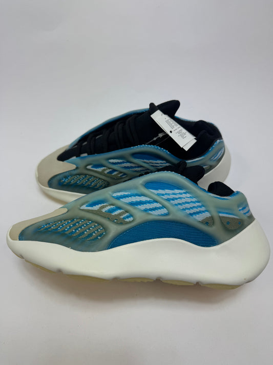 Yeezy 700 V3 Arzareth rechte Außenseite mit blauem Primeknit-Upper