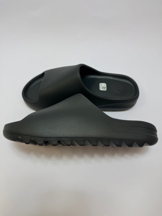 Yeezy Slide Dark Onyx rechte Außenseite mit tief schwarzem Onyx-Farbton